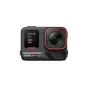 Insta360 Ace Pro 2 darbības kamera ar Leica objektīvu, priekšējais skats ar aktīvo skārienekrānu un 1/1.3 colu sensoru augstas kvalitātes 8K video ierakstīšanai