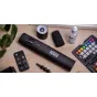 Беспроводной генератор дыма Newell Mr Mist с пультом управления и RGB-вентилятором, представленный с полным комплектом аксессуаров на светлой деревянной поверхности