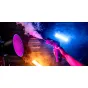 Newella Mr Mist bezvadu dūmu ģenerators ar RGB apgaismojumu, kas rada spilgtus rozā un baltus dūmu efektus radošai fotogrāfijai un videoprodukcijai