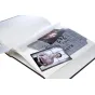 FOCUS Prestige Maxi 500 melnais fotoalbums ar 500 vietām 10x15 cm fotogrāfijām, ar CD/atmiņas kartes kabatiņu, atvērts, lai parādītu ievietotās fotogrāfijas un kinobiedru biļeti.