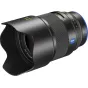 ZEISS Otus ML 35mm f/1.4 objektīvs Sony E montūrai ar manuālo fokusa un atvērtuves kontroli, demonstrējot augstas kvalitātes apstrādi un optisko precizitāti