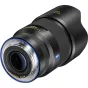 ZEISS Otus ML 35mm f/1.4 Canon RF objekts ar piestiprinātu objektīva kausu, izceļot priekšējo elementu un manuālo fokusa gredzenu