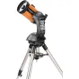 Celestrona NexStar SE 4 teleskops uz stabila statīva, ar oranžu cauruli, melnu vadības paneli ar digitālo displeju un iebūvētu lukturīti, gatavs lietošanai bez papildu piederumiem.
