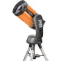 Celestrona NexStar SE 4 teleskops uz stabila statīva, ar digitālo vadības paneli un oranžu optisko cauruli, paredzēts ērtai zvaigžņu novērošanai un debess objektu meklēšanai.
