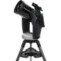 Celestrona CPC 800 GPS SCT teleskops ar stabilu trīspēdu un dubultu forka montāžu, melnā caurulē ar Celestrona logotipu, gatavs astronomijas novērošanai.
