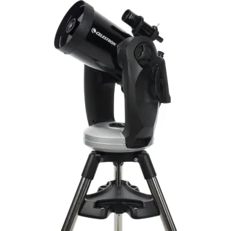 Celestrona CPC 925 GPS SCT teleskops uz stabila statīva, ar divu dakšu roku stiprinājumu, rokas kontroli un meklētāju, izstrādāts portatīviem un datorizētiem debess novērojumiem.
