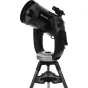Celestrona CPC 925 GPS SCT teleskops uz stabila statīva, ar lielu primāro spoguļa montāžu, divu dakšu dizainu un iebūvētu GPS antenu ērtai debess ķermeņu novērošanai.