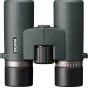 RICOH/PENTAX Pentax AD 7x32 ED binokļi ar centrālo eņģi, objektīviem un fokusa regulēšanas pogu tumši zaļā un metāliskā sudraba krāsu shēmā.