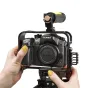 Ikan Cage Kit Panasonic GH4 ar virsotnes rokturi un eksterālo mikrofonu, demonstrējot drošu kameras montāžu un bezrīku montāžu