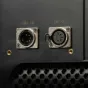 Ikan Lyra Half x 1 DMX studijas gaismas ar muguras paneli, kurā ir DMX IN un DMX OUT savienotāji profesionālai apgaismes kontrolei