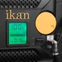 Студийный светильник Ikan Lyra 1x2 с DMX управлением, бицветной настройкой и желтым светофильтром, отображающий на дисплее яркость 110% и диапазон цветовой температуры 3200K-5600K