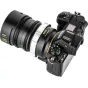 NiSi Athena PL-Z adapteris, kas savieno PL-mount objektīvu ar Nikon Z kameru, demonstrējot precīzu savienojumu un vieglu dizainu
