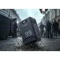 SmallRig T99 V-Mount baterijas bloks uz mitras ielas, ar 100% lādiņa indikatoru un modeļa numuru 99, paredzēts izturīgai āra filmēšanai ar dinamisku apgaismojumu.