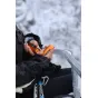 Warmly Pro magnētiskie rokāsiltumi ar 5000mAh bateriju, lietošanā, redzams priekša ar siltuma regulēšanas pogām ziemas komfortam