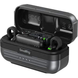 SmallRig S70 bezvadu mikrofona pārraidītājs ar zaļu barošanas indikatoru atvērtā lādēšanas korpusā, kompakts dizains un daudzveidīga ierīču saderība