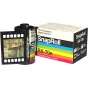 Escura SnapRoll mikro digitālā kamera ar retro filmas rullīša dizainu, 2MP sensoru un 1.3 collu ekrānu, blakus krāsainai slepenās pakas iepakojumam ar nostalgisku attēlu skatu ekrānā