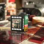 Escura SnapRoll Mini digitālā kamera ar klasiskā filmas ruļļa dizainu, kas rāda ielas ainas fotogrāfiju uz 1,3 collu ekrāna, ideāla nostalgiskajiem fotogrāfijas mīļotājiem.