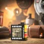 Escura SnapRoll Mini digitālā kamera ar retro filmas stila dizainu, 2MP sensors un 1,3 collu ekrānu nostalģiskā studijas vidē