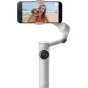 Стабилизатор Insta360 Flow 2 Pro AI Tracker в действии со смартфоном, снимающий селфи с женщиной и собакой на пляже, демонстрирующий 3-осевую стабилизацию и компактный дизайн.