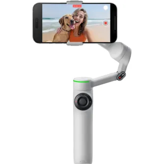 Стабилизатор Insta360 Flow 2 Pro AI Tracker в действии со смартфоном, снимающий селфи с женщиной и собакой на пляже, демонстрирующий 3-осевую стабилизацию и компактный дизайн.