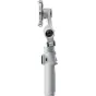 Insta360 Flow 2 Pro AI Tracker komplekts ar pievienotu viedtālruni, demonstrējot magnētisko fiksēšanu un 3-asīju stabilizatoru gludai videofilmēšanai