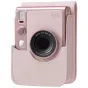 Fudžifilmas Instax Mini Evo kamera rozā polisintētiskās ādas čemšā, redzama lēca un bliksena priekšpusē.