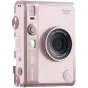 Fudžifilmas Instax Mini Evo USB-C instanta fotoaparāts maigi rozā krāsā ar 28mm objektīvu, priekšējais un sānu skats ar lēcas efektu rotoru un LCD ekrānu