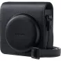 Fudžifilmas Instax Mini 99 melnā ādas vāks ar iegravētu logo un regulējamu plecu siksnu