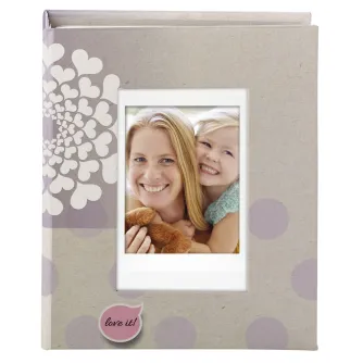 Fudžifilm Instax Mini Dots 80 fotoalbums ar mīļā ziedu dizainu, iekšpusē ar laimīgu sievieti un meiteni, kas apskauj teddy lāci