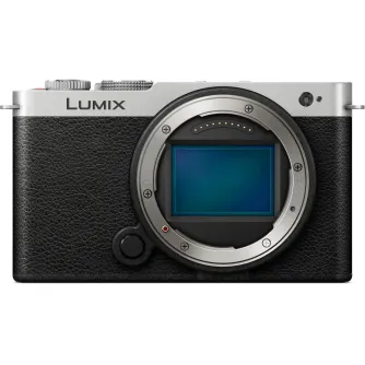 Panasonic Lumix DC-S9 pilnformāta bezspoguļu fotoapārāta priekšējais skats ar ieslēgtu elektronisko meklētāju, demonstrējot kompaktu dizainu un profesionālas funkcijas