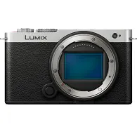 Компактная беззеркальная фотокамера Panasonic Lumix DC-S9 с полнокадровой матрицей, вид спереди с включенным электронным видоискателем и текстурной рукояткойКомпактная беззеркальная фотокамера Panasonic Lumix DC-S9 с полнокадровой матрицей, вид спереди с включенным электронным видоискателем и текстурной рукояткой