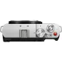Panasonic Lumix DC-S9 pilnformāta bezspoguļu fotoapārāta mugurpusis augšējā daļa ar vadības ratiņiem, slēdzamknopī un objektīva montāžas vietu