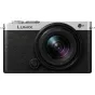 Panasonic Lumix DC-S9 kompakta bezspoguļu kamera ar 18-40mm objektīvu, melnā un sudrabotā dizainā, redzams priekšējais skats ar lēcas detaļām.