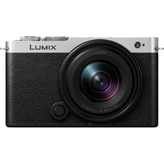 Panasonic Lumix DC-S9 kompakta bezspoguļu kamera ar 18-40mm objektīvu, melnā un sudrabotā dizainā, redzams priekšējais skats ar lēcas detaļām.