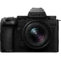 Panasonic Lumix DC-S5 IIX bezspoguļu kamera ar 18-40mm objektīvu, priekšējais skats ar kompakto pilna kadra dizainu un modernu optiku