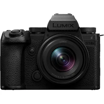 Panasonic Lumix DC-S5 IIX bezspoguļu kamera ar 18-40mm objektīvu, priekšējais skats ar kompakto pilna kadra dizainu un modernu optiku