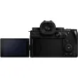 Panasonic Lumix DC-S5 IIX bezspoguļu kameras korpuss aizmugurē un augšpusē ar elektronisko meklētāju un vadības ritinātājiem