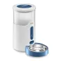 Panasonic Smart Pet Feeder ar atvērtu vāku, kurā redzams 2.8L barības konteiners un noņemams nerūsējošā tērauda trauks automātiskajai sausās barības izdalīšanai