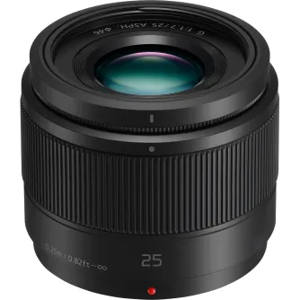 Panasonic Lumix G 25mm f/1.7 ASPH. objekts ar asu priekšējo elementu, teksturētu fokusa gredzenu un apertūru portretiem un video.