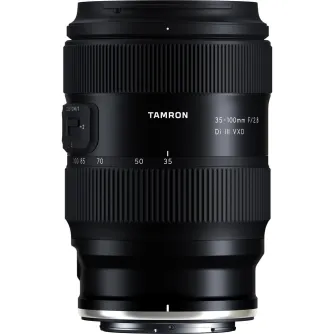 Tamron 35-100mm F2.8 Di III VXD objektīvs Nikon Z kamerām priekšējā skatā ar piestiprinātu vāciņu, ar iestatāmu fokusa kontroli un tālummaiņas marķējumiem
