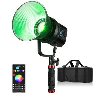 Светодиодная лампа BRESSER BR-135RGB мощностью 135Вт с управлением через приложение, установленная на штативе, излучает зелёный свет, в комплекте с транспортной сумкой