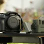 Tilta pussaka Canon R6 Mark III ar baterijas rokturi un papildus montāžas punktiem, ar melno anodētu alumīnija konstrukciju un Arca-Swiss saderīgu plati