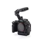 Tilta melns kameras korpuss Sony Alpha 7 V ar ergonomisku augšējo rokturi un Arca-Swiss pamata plāksni profesionālai video uzņemšanai