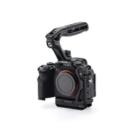 Tilta melns kameras korpuss Sony Alpha 7 V ar ergonomisku augšējo rokturi un Arca-Swiss pamata plāksni profesionālai video uzņemšanaiTilta melns kameras korpuss Sony Alpha 7 V ar ergonomisku augšējo rokturi un Arca-Swiss pamata plāksni profesionālai video uzņemšanai