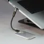 Адаптер Tilta Khronos 90-градусный USB-C Space Gray, подключенный к ноутбуку для эффективной передачи данных и питания.