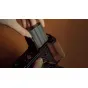 Tilta EN-EL15C USB-C 2400mAh baterija Nikon kamerām, daļēji ievietota kamerā, demonstrējot saderību un novietojumu ar zaļganu matētu apdari un reljefu tekstu.