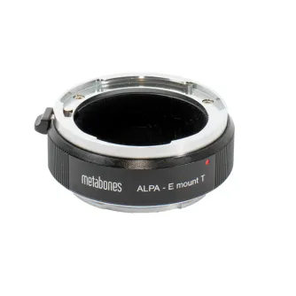 Адаптер Metabones ALPA к E-mount T черный матового исполнения с прецизионной обработкой, хромированными внутренними краями и текстурированной внешней поверхностью, с выгравированными деталями бренда и модели.