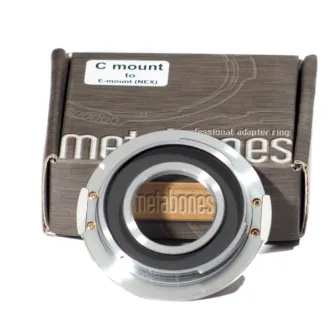 Metabones hromētais C-mount uz Sony E-mount adapteris ar precīzu misiņa konstrukciju, skatīts no augšas uz oriģinālās iepakojuma