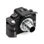 Metabones C-mount uz Micro FourThirds (MFT) adapteris ar hromētu apdari, piestiprināts pie Panasonic Lumix G1 kameras, demonstrējot precīzu savienojumu un cietu misiņa konstrukciju.