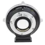 Metabones Canon EF uz MicroFourThirds T CINE ātruma palielinātājs ULTRA 0.71x adapteris priekšējā skatā ar optiskajiem elementiem un drošu objektīvu montāžu
